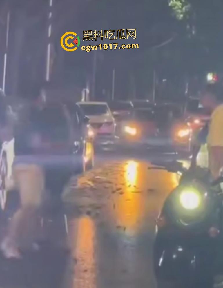 南宁街头黑衣醉汉按F进入拳皇模式，单挑三人逐个击破，老婆来劝架直接被压着打，这女人真会坏事！  第4张