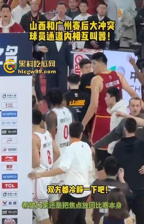 什么情况？广州男篮球员通道围堵山西男篮，打球不过瘾现在开始打人了，现场乱成一团！  第15张