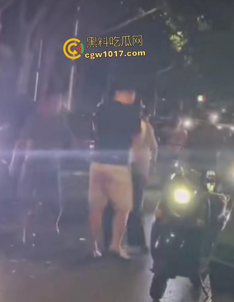 南宁街头黑衣醉汉按F进入拳皇模式，单挑三人逐个击破，老婆来劝架直接被压着打，这女人真会坏事！  第7张
