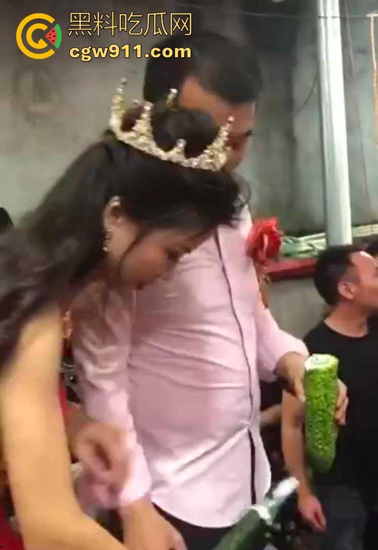 搞笑婚礼闹洞房，草黄瓜与白牛奶桥段，新娘满脸尴尬新郎沉默无奈，但在现场，好友们都哄堂大笑！  第4张