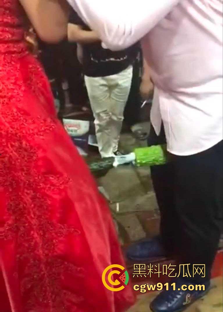 搞笑婚礼闹洞房，草黄瓜与白牛奶桥段，新娘满脸尴尬新郎沉默无奈，但在现场，好友们都哄堂大笑！  第7张