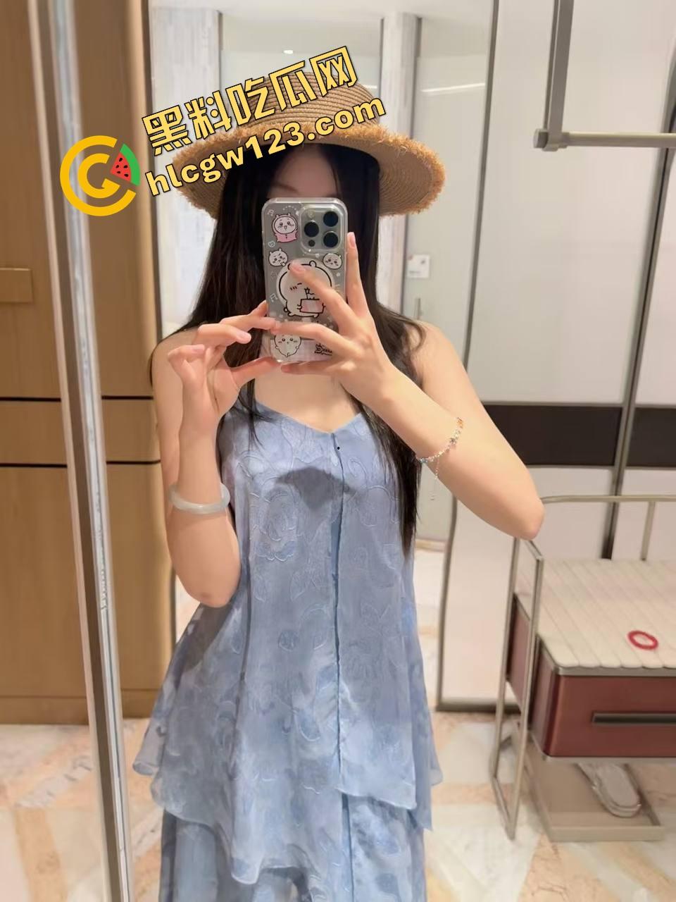 上海【夏媛媛】白虎嫩穴水流成河，大哥调教完直接拍片转送群友共享，这拜金骚货玩得真开！  第1张