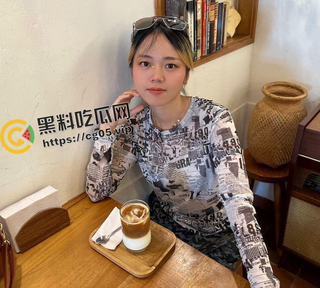 四川母狗【王灿】哥伦比亚留学期间背着男友跟白人乱搞 多次偷情 被曝光做爱视频以及下跪认错视频  第1张