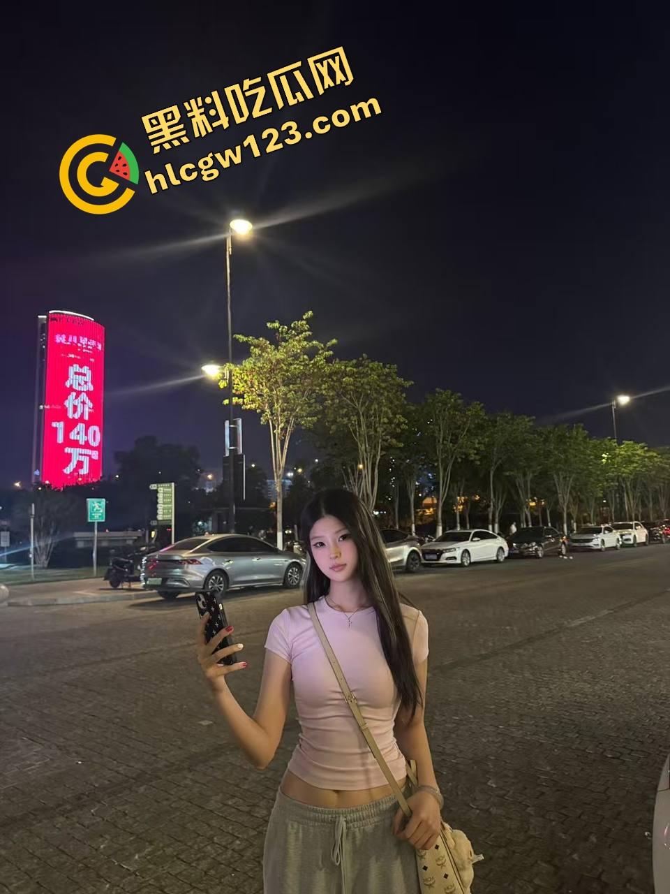 上海【夏媛媛】白虎嫩穴水流成河，大哥调教完直接拍片转送群友共享，这拜金骚货玩得真开！  第2张