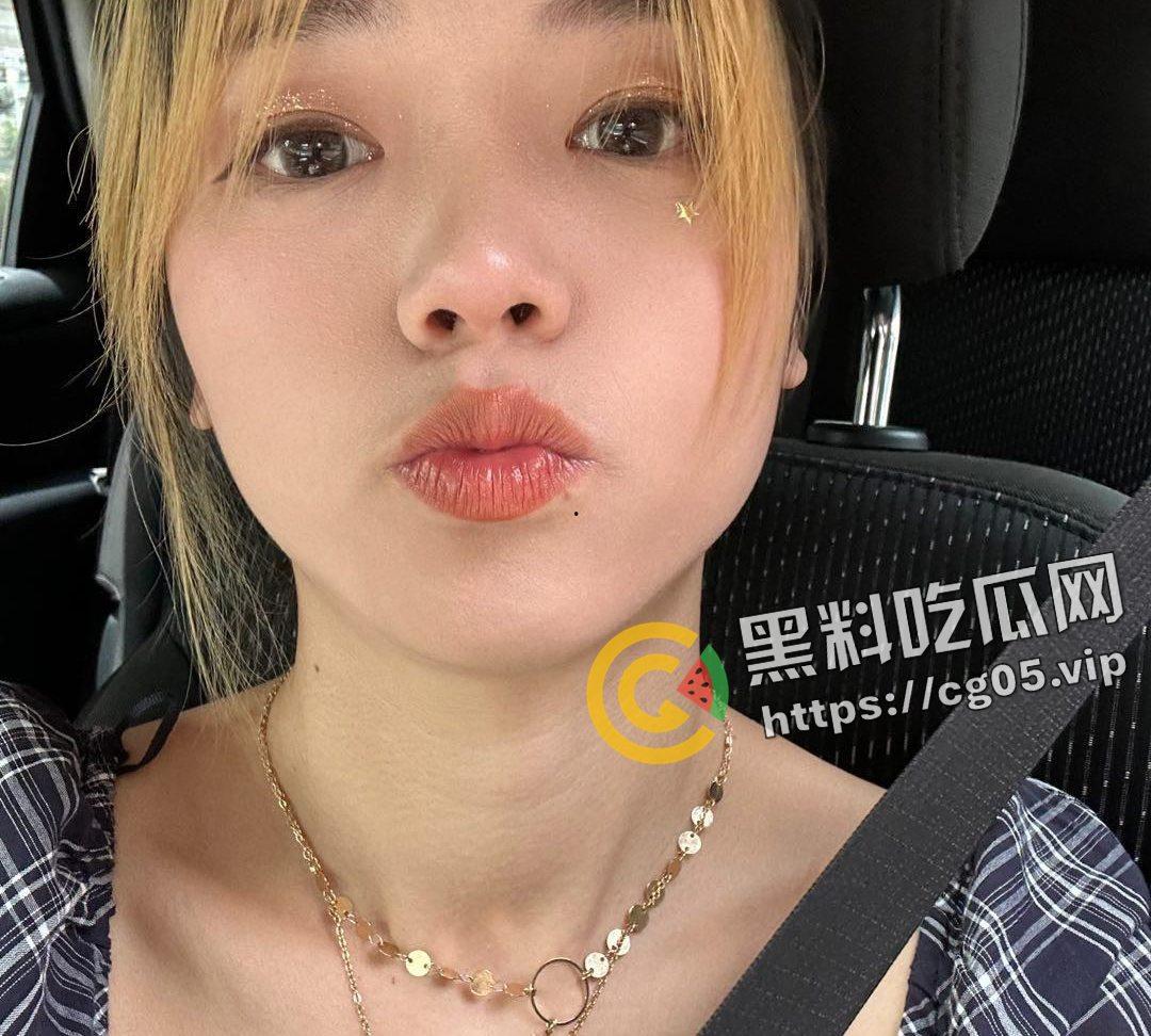 四川母狗【王灿】哥伦比亚留学期间背着男友跟白人乱搞 多次偷情 被曝光做爱视频以及下跪认错视频  第2张