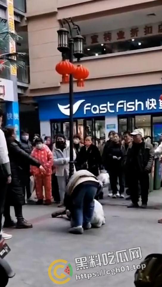 一家三口齐上阵 儿女帮妈打小三 这下全都要进局子了  吃瓜现场直达 第1张