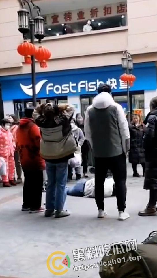 一家三口齐上阵 儿女帮妈打小三 这下全都要进局子了  吃瓜现场直达 第3张