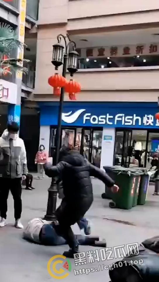 一家三口齐上阵 儿女帮妈打小三 这下全都要进局子了  吃瓜现场直达 第4张