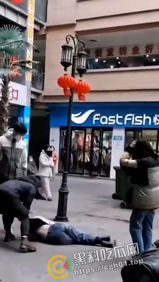 一家三口齐上阵 儿女帮妈打小三 这下全都要进局子了  吃瓜现场直达 第5张