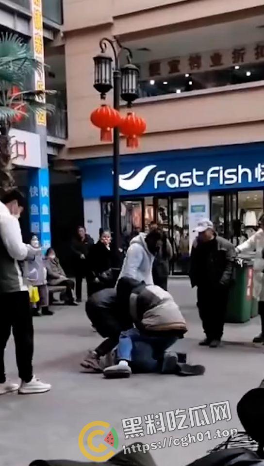 一家三口齐上阵 儿女帮妈打小三 这下全都要进局子了  吃瓜现场直达 第6张