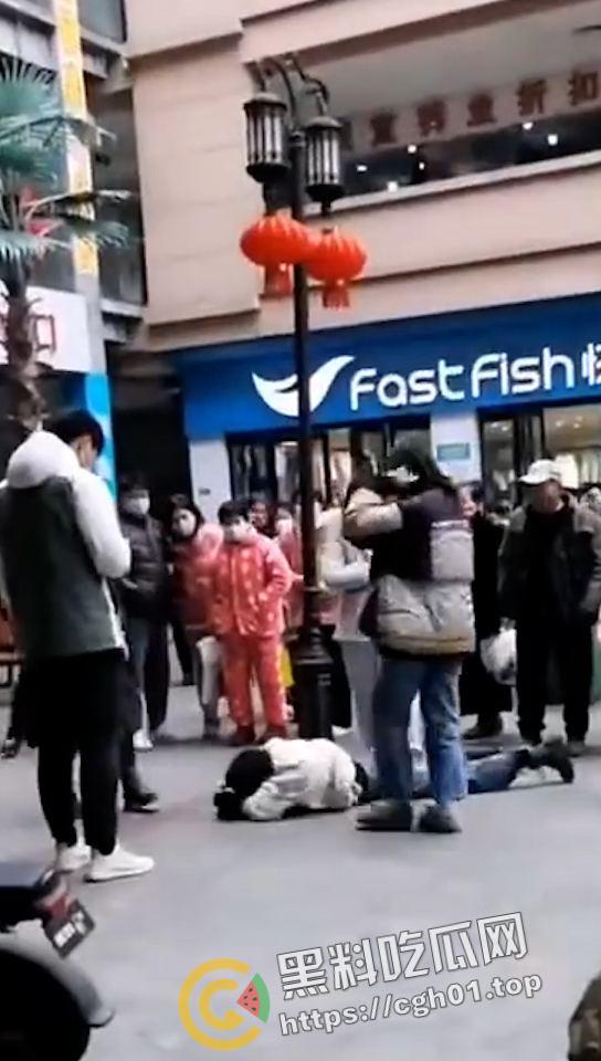 一家三口齐上阵 儿女帮妈打小三 这下全都要进局子了  吃瓜现场直达 第7张