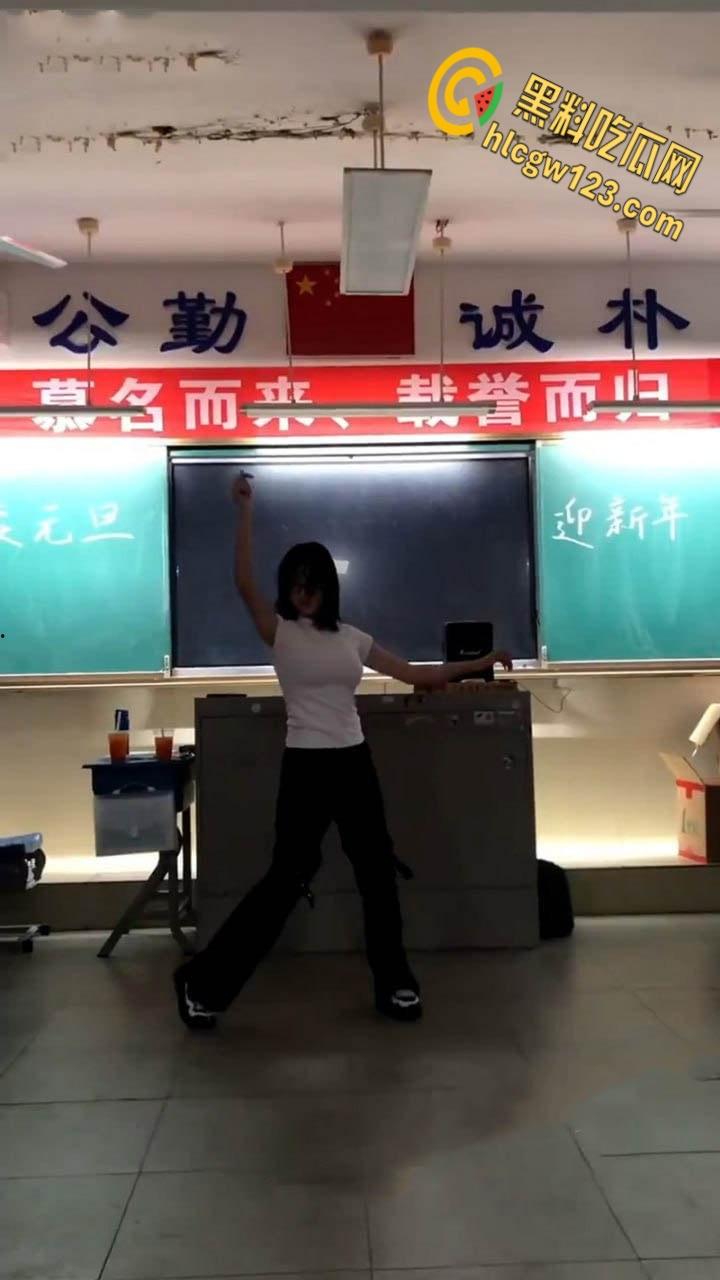 学霸班会跳热舞动作过大把奶罩崩飞了, 男同学在座位上看的前列腺液直流! 第2张 学霸班会跳热舞动作过大把奶罩崩飞了, 男同学在座位上看的前列腺液直流! 第2张
