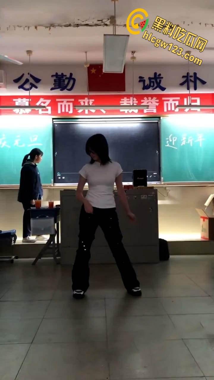 学霸班会跳热舞动作过大把奶罩崩飞了, 男同学在座位上看的前列腺液直流! 第3张 学霸班会跳热舞动作过大把奶罩崩飞了, 男同学在座位上看的前列腺液直流! 第3张