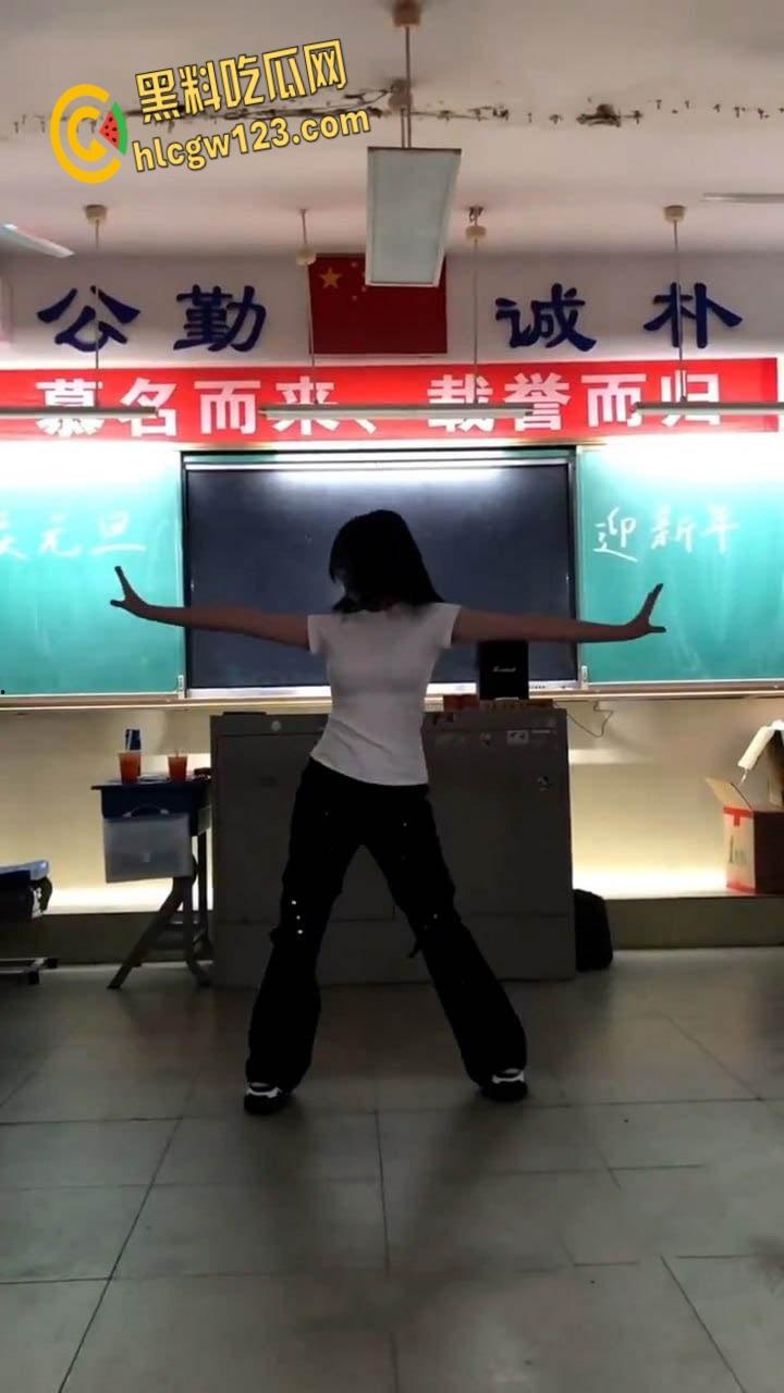 学霸班会跳热舞动作过大把奶罩崩飞了, 男同学在座位上看的前列腺液直流! 第4张 学霸班会跳热舞动作过大把奶罩崩飞了, 男同学在座位上看的前列腺液直流! 第4张