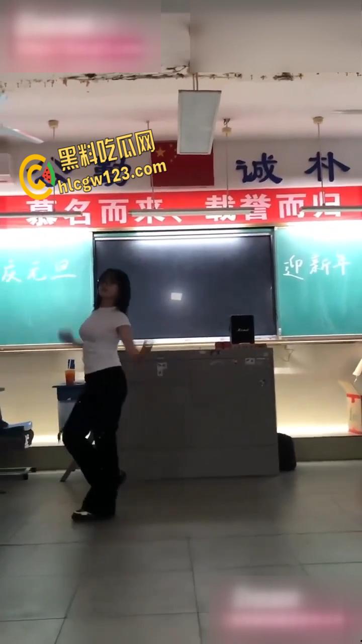 学霸班会跳热舞动作过大把奶罩崩飞了, 男同学在座位上看的前列腺液直流! 第6张 学霸班会跳热舞动作过大把奶罩崩飞了, 男同学在座位上看的前列腺液直流! 第6张