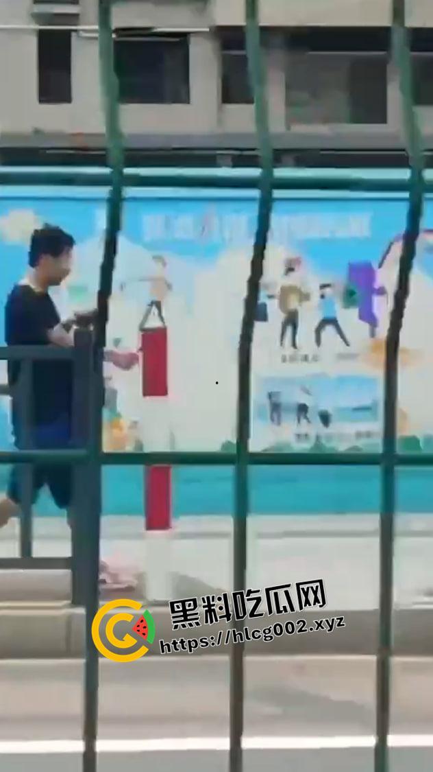 广东珠海出租车司机被杀现场流出 副驾驶乘客和司机起矛盾直接一刀捅死 淡定离开 太狠了  第3张