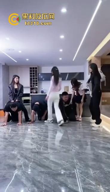 汪汪汪！集美们直播遛狗，套狗链骑狗赛跑，1米8大哥像小狗一样乖，这男奴怪听话的，还是集美们会玩！  第1张