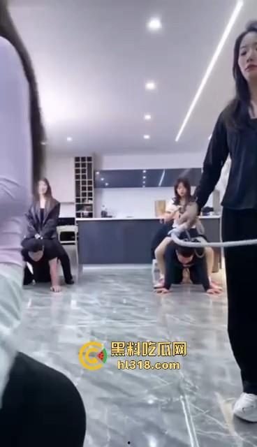 汪汪汪！集美们直播遛狗，套狗链骑狗赛跑，1米8大哥像小狗一样乖，这男奴怪听话的，还是集美们会玩！  第3张