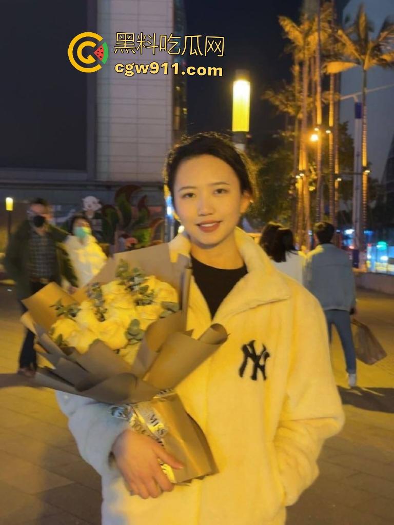 上海大学女神【闻静】，酒店楼道跪舔巨屌，背上被男友写满“母狗”字样，爸妈送你来上学当狗！  第1张