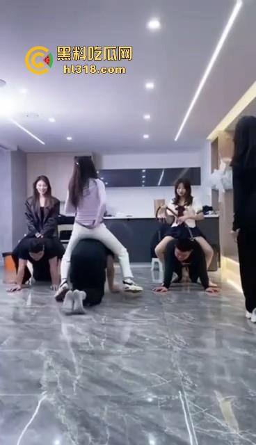 汪汪汪！集美们直播遛狗，套狗链骑狗赛跑，1米8大哥像小狗一样乖，这男奴怪听话的，还是集美们会玩！  第5张