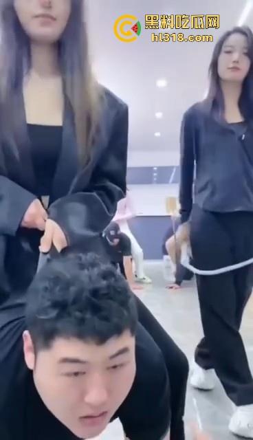 汪汪汪！集美们直播遛狗，套狗链骑狗赛跑，1米8大哥像小狗一样乖，这男奴怪听话的，还是集美们会玩！  第6张