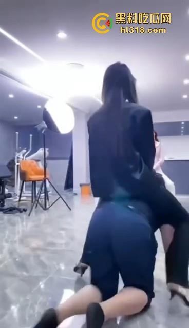 汪汪汪！集美们直播遛狗，套狗链骑狗赛跑，1米8大哥像小狗一样乖，这男奴怪听话的，还是集美们会玩！  第8张