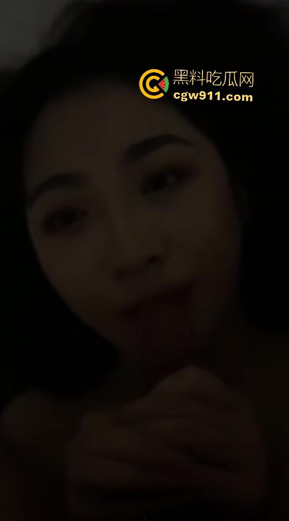 上海大学女神【闻静】，酒店楼道跪舔巨屌，背上被男友写满“母狗”字样，爸妈送你来上学当狗！  第5张