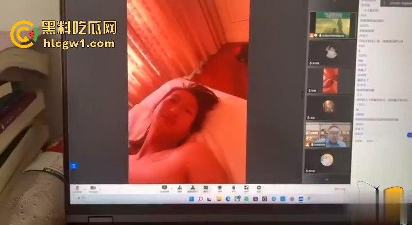 西安外事学院猛料！女大学生『范雯』上课开摄像头直播啪啪，爱操B不爱上课，视频被全班录疯传！  第8张