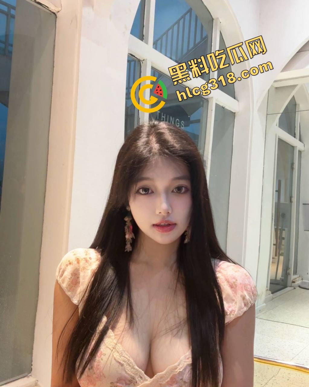 金主玩SM玩上瘾，小母狗穿狗链子趴着等打，撅屁股被打到红肿喊爸爸，有钱真能调教母狗！  第1张