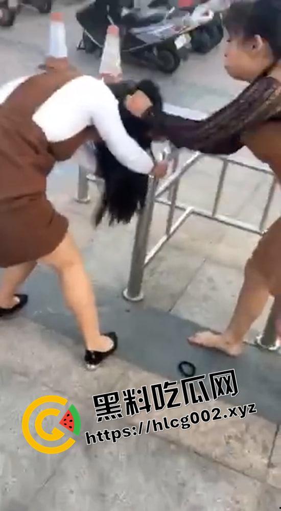 捉奸合集！为爱战斗的男人女人们 扯头发 撕衣服 丑态尽出！  第3张