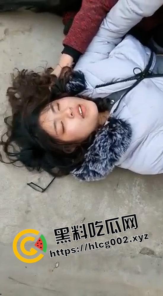 捉奸合集！为爱战斗的男人女人们 扯头发 撕衣服 丑态尽出！  第7张