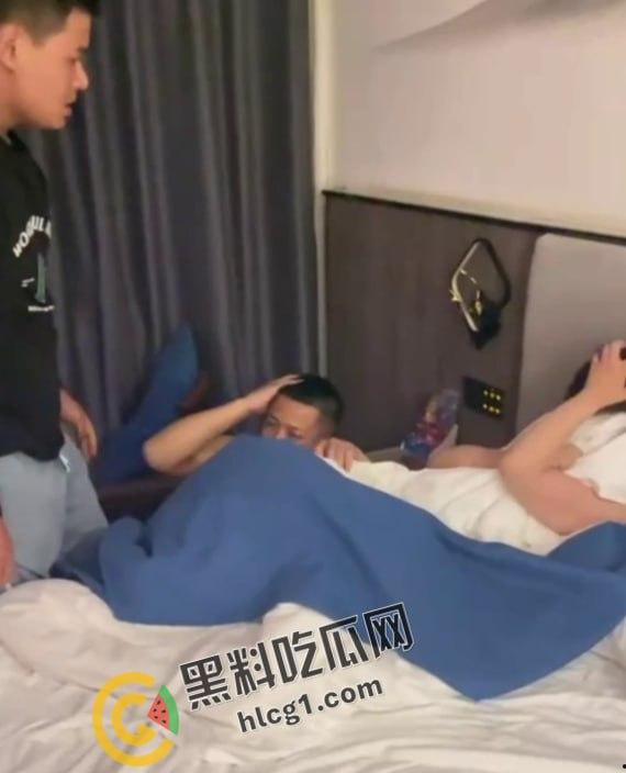 自己老婆和纹身小伙偷情被捉 着急的还没穿上衣服 全程护着脑壳 被打不敢还手！  第1张