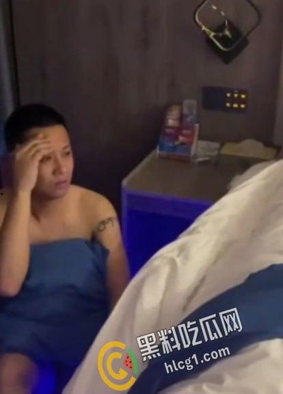 自己老婆和纹身小伙偷情被捉 着急的还没穿上衣服 全程护着脑壳 被打不敢还手！  第2张