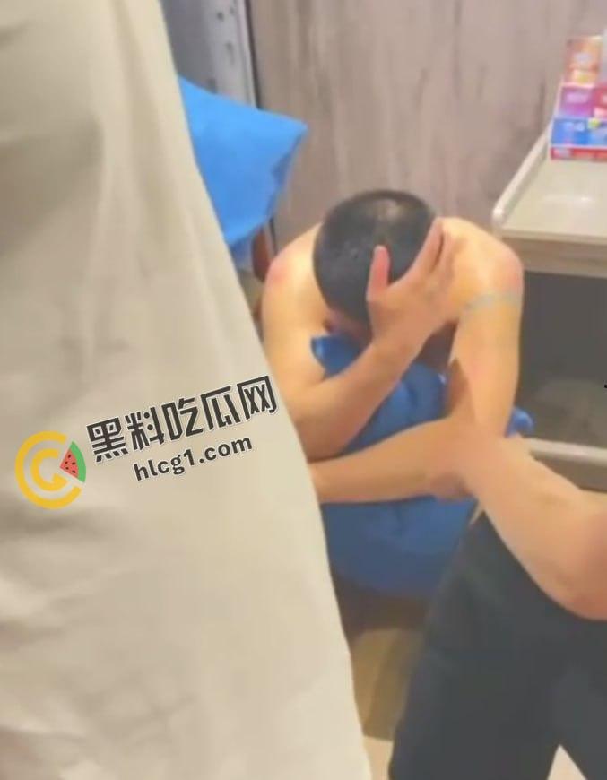 自己老婆和纹身小伙偷情被捉 着急的还没穿上衣服 全程护着脑壳 被打不敢还手！  第6张