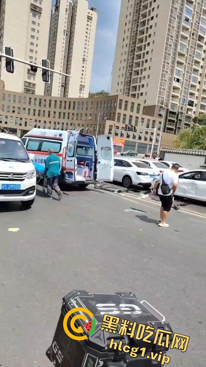 达州车祸五连撞酿惨剧，坦克300被撞翻，电动车司机惨遭碾压  第1张