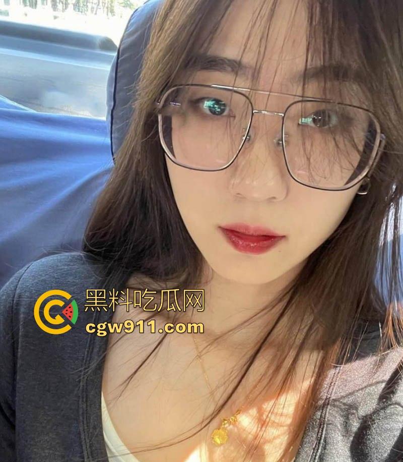 佛山南海一中语文老师【苏怡】私密视频流出，端庄外表藏骚心，极品身材露脸性爱，口交自慰挑逗欲火！  第1张