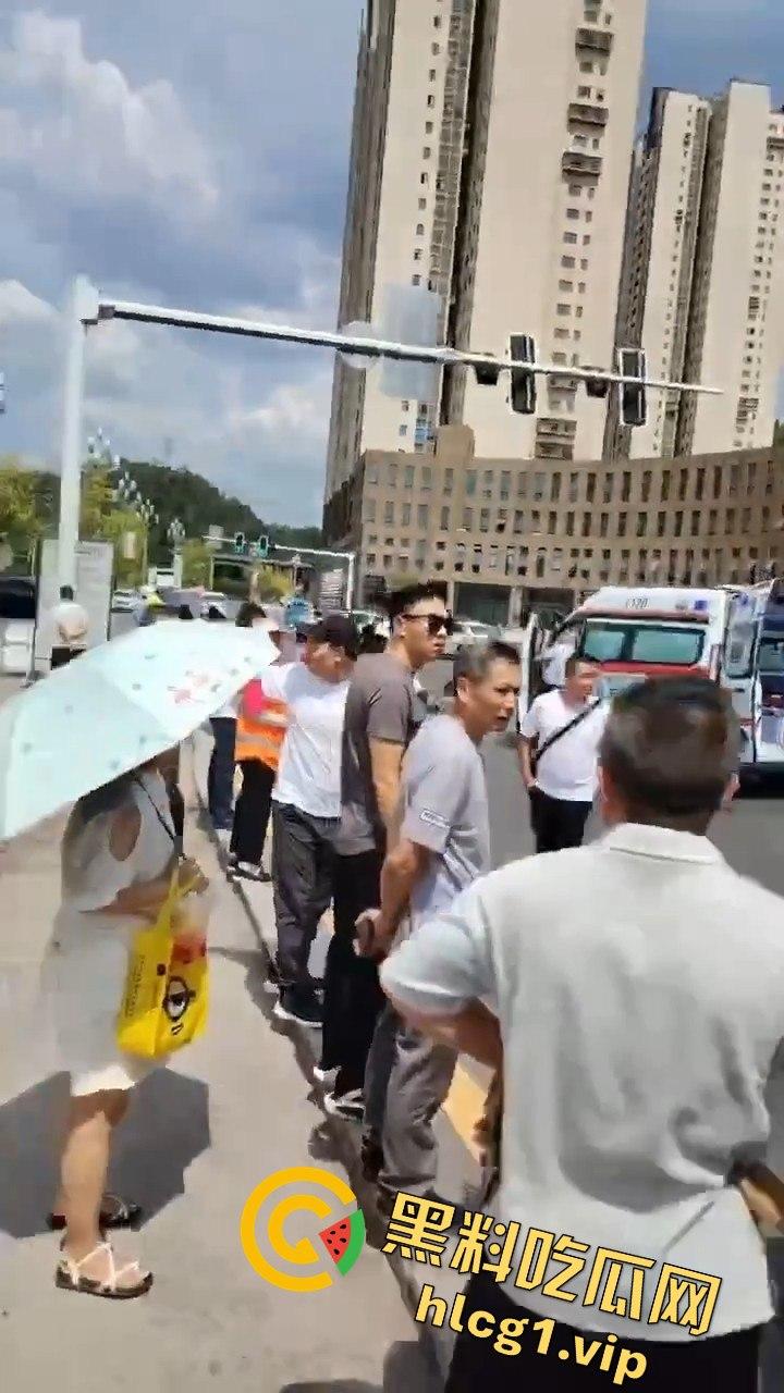 达州车祸五连撞酿惨剧，坦克300被撞翻，电动车司机惨遭碾压  第3张