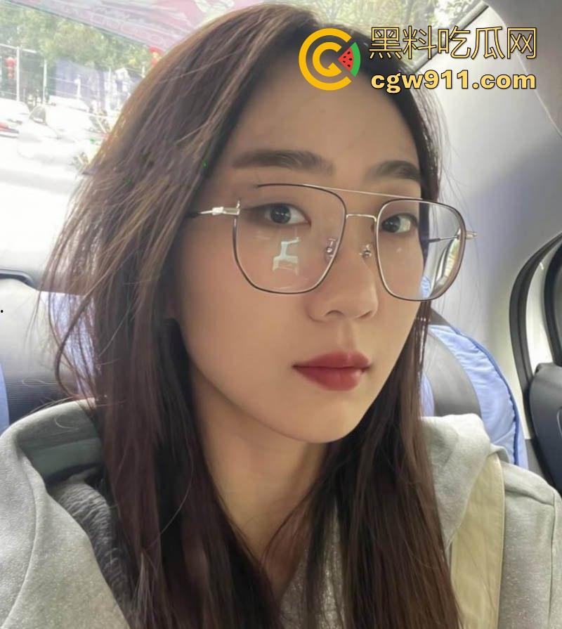 佛山南海一中语文老师【苏怡】私密视频流出，端庄外表藏骚心，极品身材露脸性爱，口交自慰挑逗欲火！  第2张