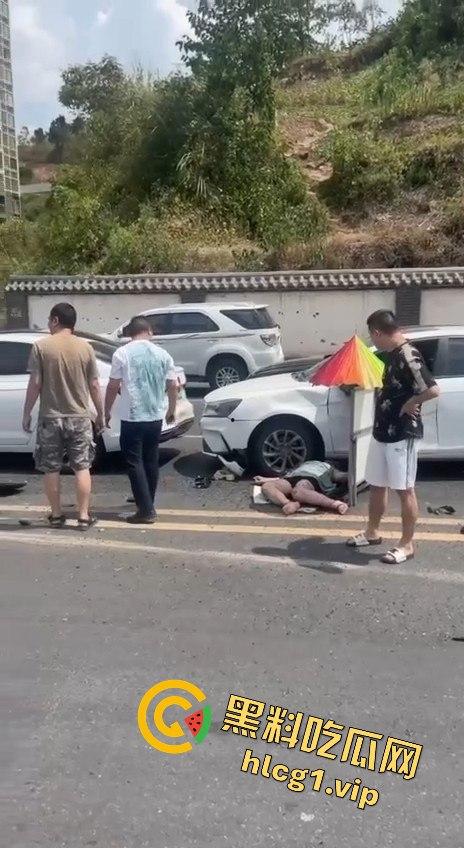 达州车祸五连撞酿惨剧，坦克300被撞翻，电动车司机惨遭碾压  第5张