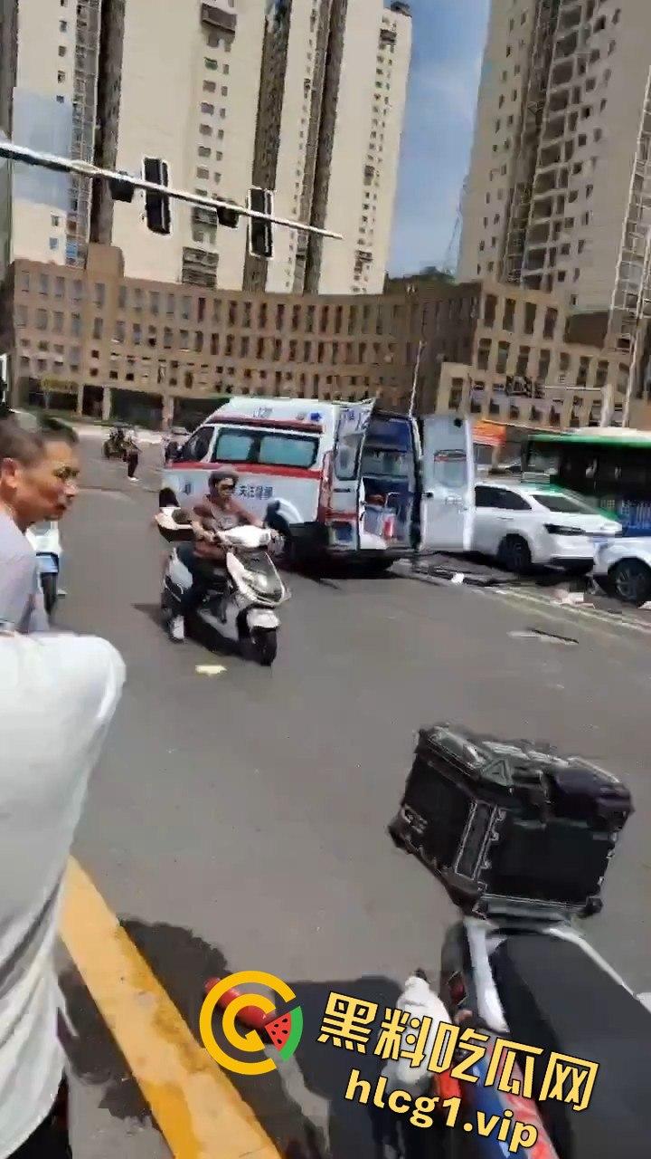 达州车祸五连撞酿惨剧，坦克300被撞翻，电动车司机惨遭碾压  第7张