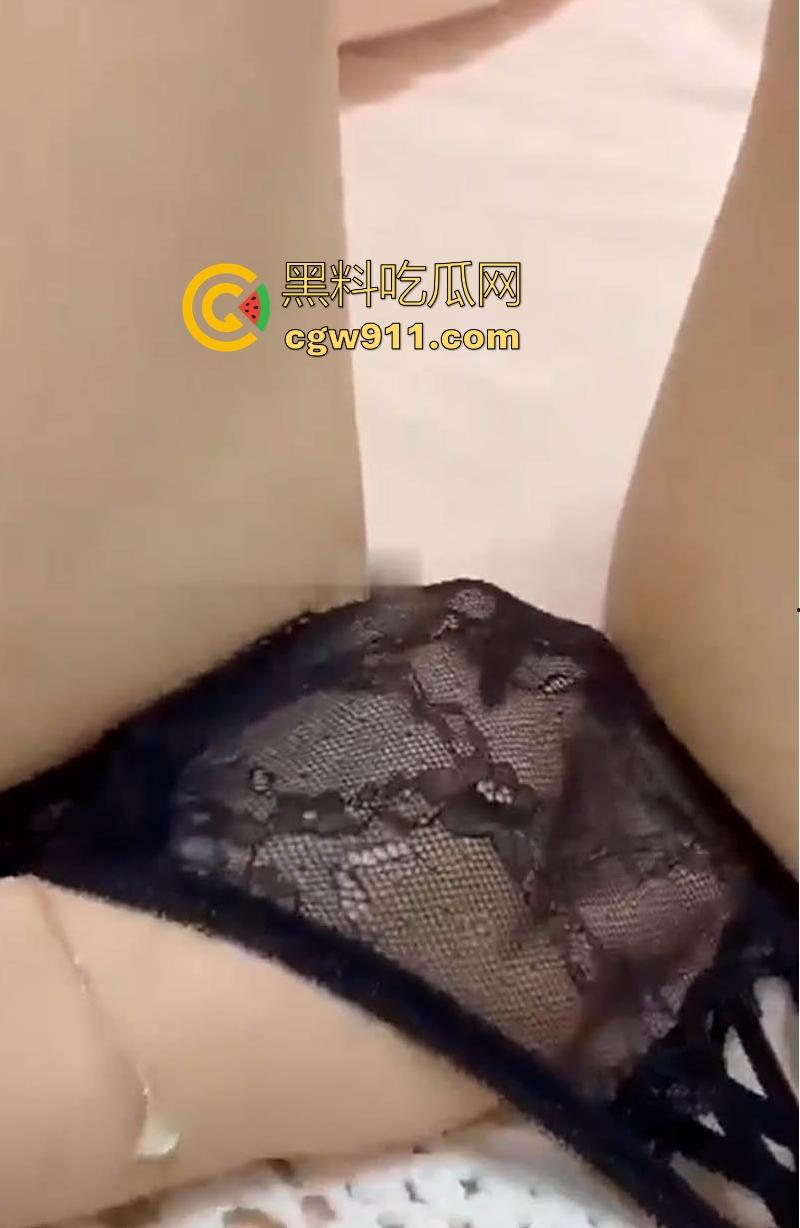 佛山南海一中语文老师【苏怡】私密视频流出，端庄外表藏骚心，极品身材露脸性爱，口交自慰挑逗欲火！  第6张