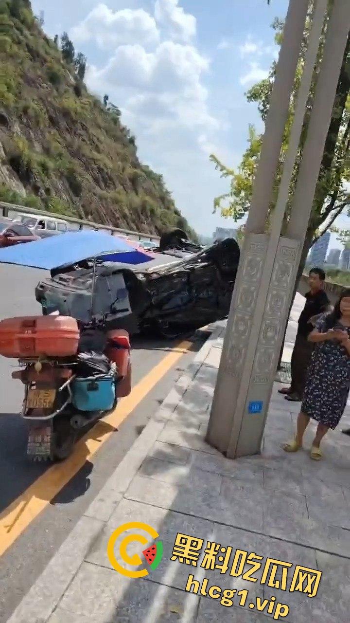 达州车祸五连撞酿惨剧，坦克300被撞翻，电动车司机惨遭碾压  第9张