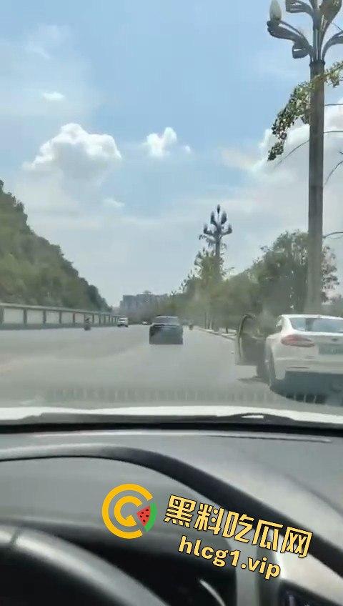 达州车祸五连撞酿惨剧，坦克300被撞翻，电动车司机惨遭碾压  第11张