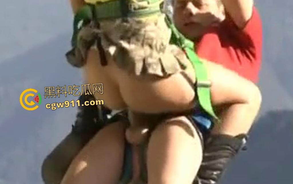 老外山顶绳索滑翔，半空狂舔骚逼口交，脱裤骑乘猛插，拔屌出来直接射嘴里，这场景做爱太刺激了！  第4张