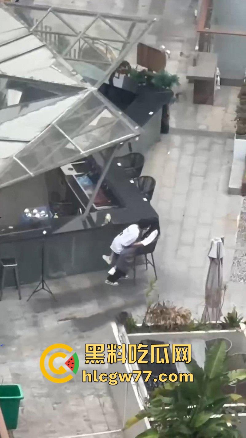 情侣当众发骚！男友大庭广众下给女友抠逼 高潮抽搐视频引爆全网！  第8张