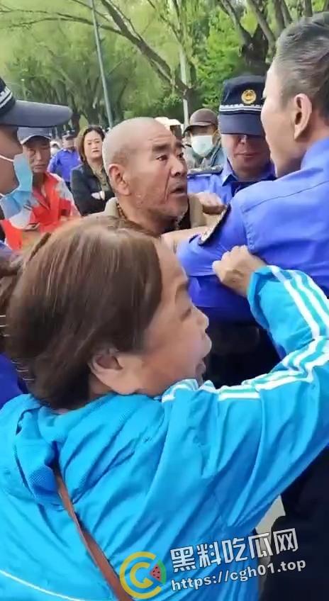 沈阳鲁园大爷板砖掀飞城管现场！暴躁大爷板砖教训嚣张城管 当场脑袋开瓢 东北大爷就是彪悍  第2张