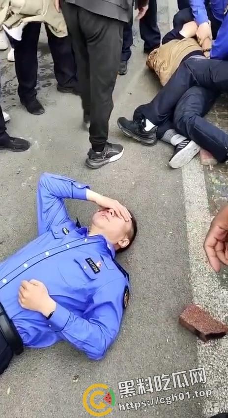 沈阳鲁园大爷板砖掀飞城管现场！暴躁大爷板砖教训嚣张城管 当场脑袋开瓢 东北大爷就是彪悍  第4张