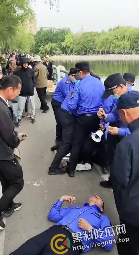 沈阳鲁园大爷板砖掀飞城管现场！暴躁大爷板砖教训嚣张城管 当场脑袋开瓢 东北大爷就是彪悍  第5张