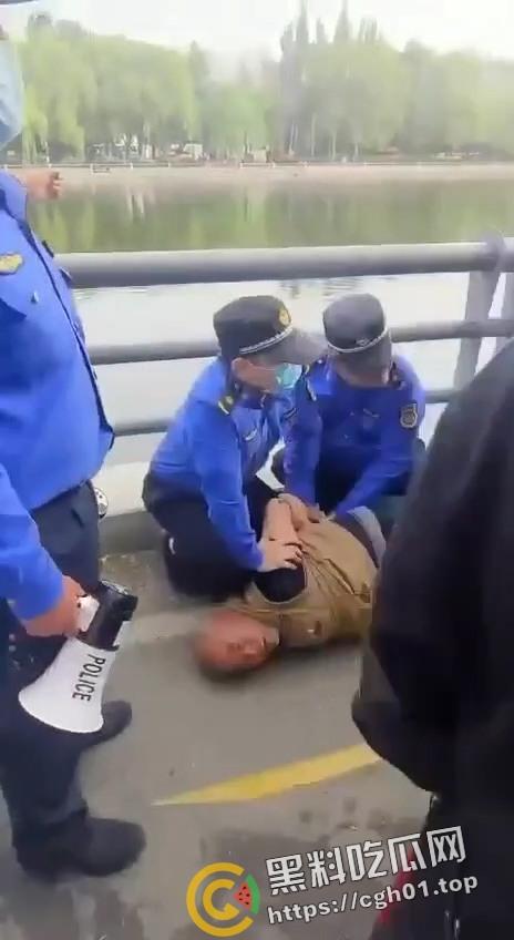 沈阳鲁园大爷板砖掀飞城管现场！暴躁大爷板砖教训嚣张城管 当场脑袋开瓢 东北大爷就是彪悍  第6张