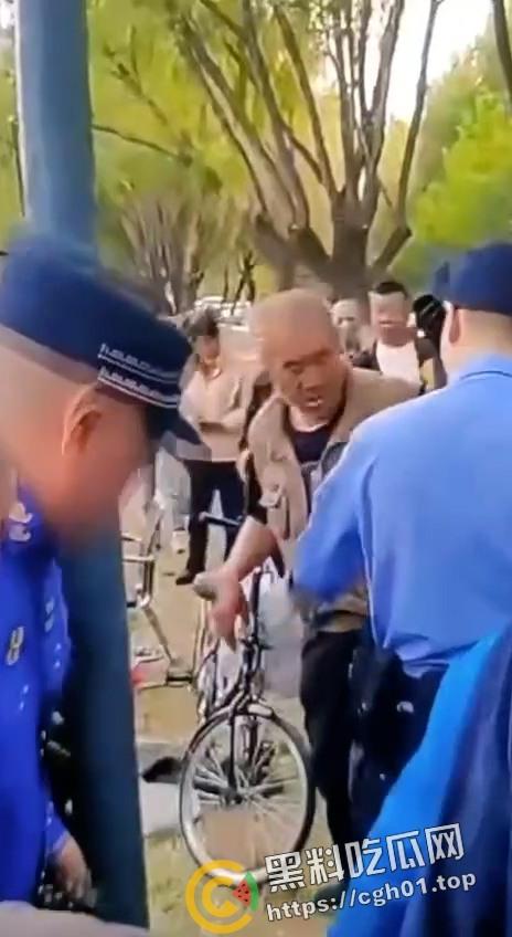 沈阳鲁园大爷板砖掀飞城管现场！暴躁大爷板砖教训嚣张城管 当场脑袋开瓢 东北大爷就是彪悍  第7张